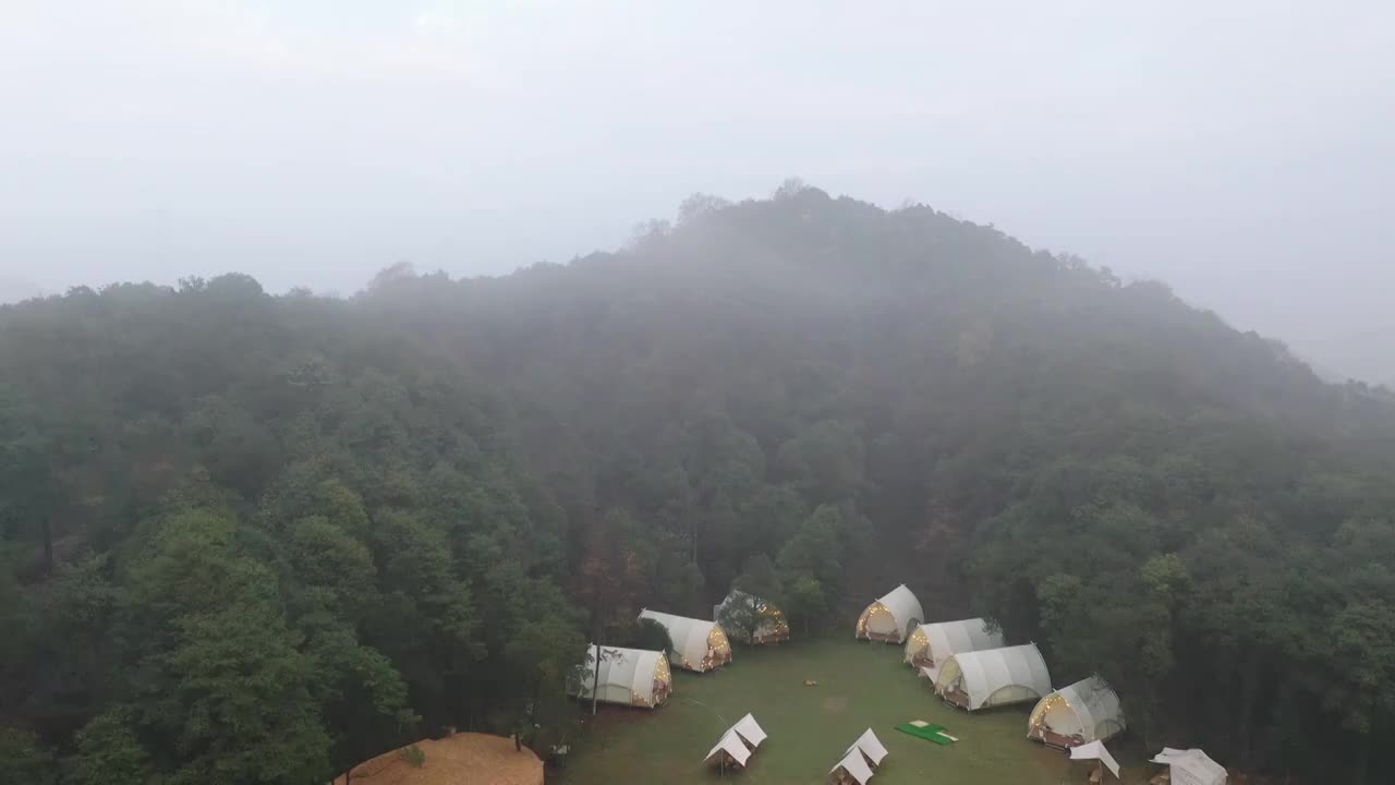 野奢露营地云雾晨曦航拍视频素材