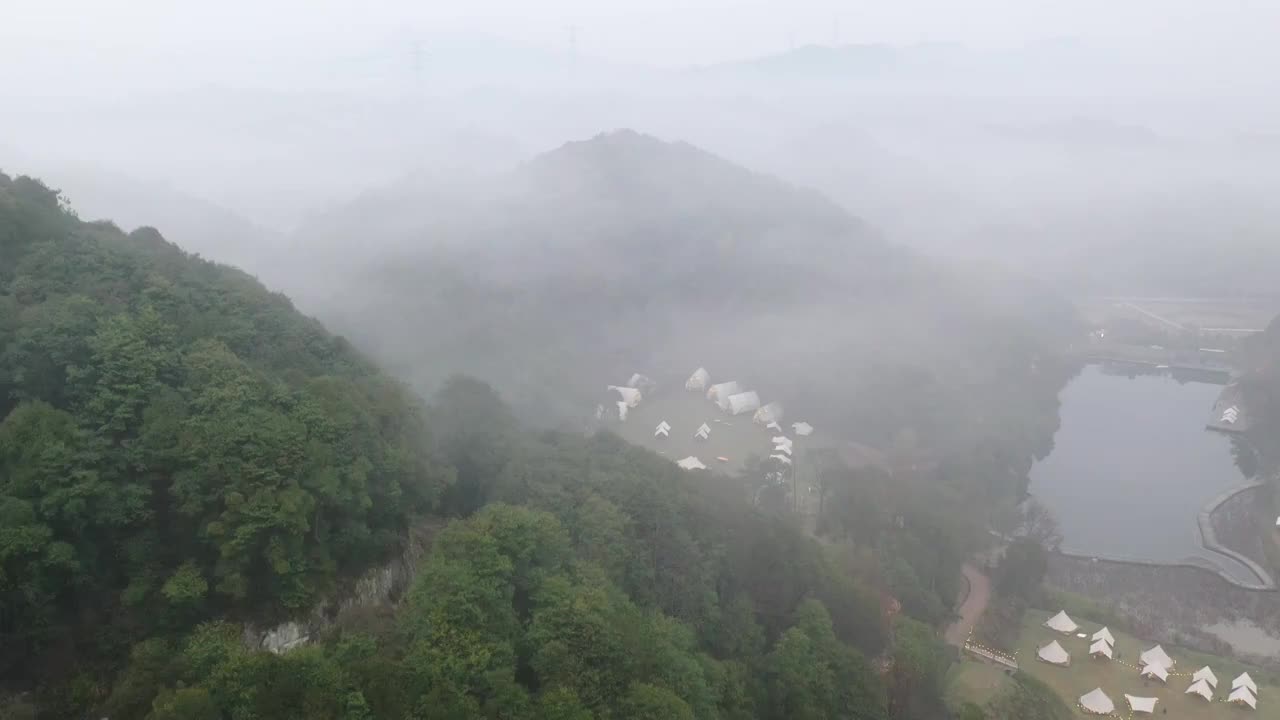 野奢露营地云雾晨曦航拍视频素材