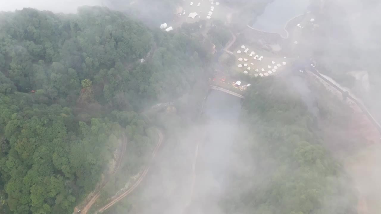 野奢露营地云雾晨曦航拍视频素材