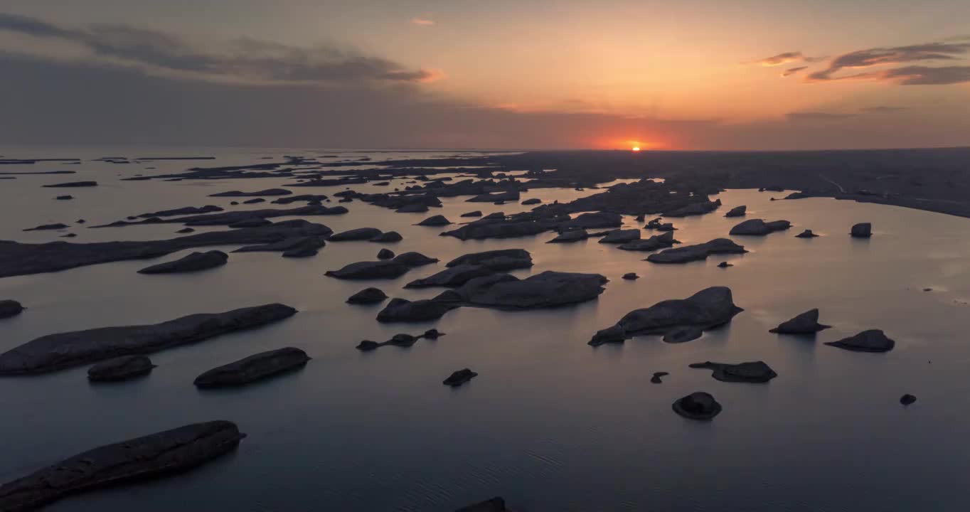 日落时的雅丹与湖泊，夕阳下的水上雅丹，水中的雅丹地貌视频素材