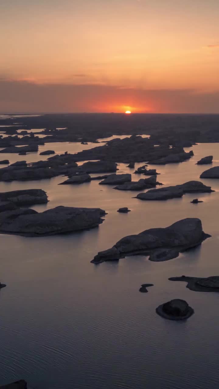 日落时的雅丹与湖泊，夕阳下的水上雅丹，水中的雅丹地貌视频素材