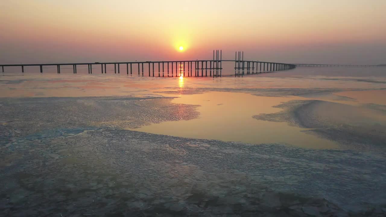 冰封胶州湾大桥视频素材