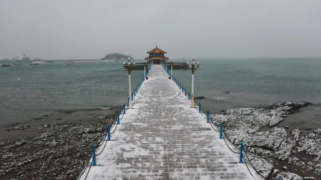 下雪无人的栈桥视频素材