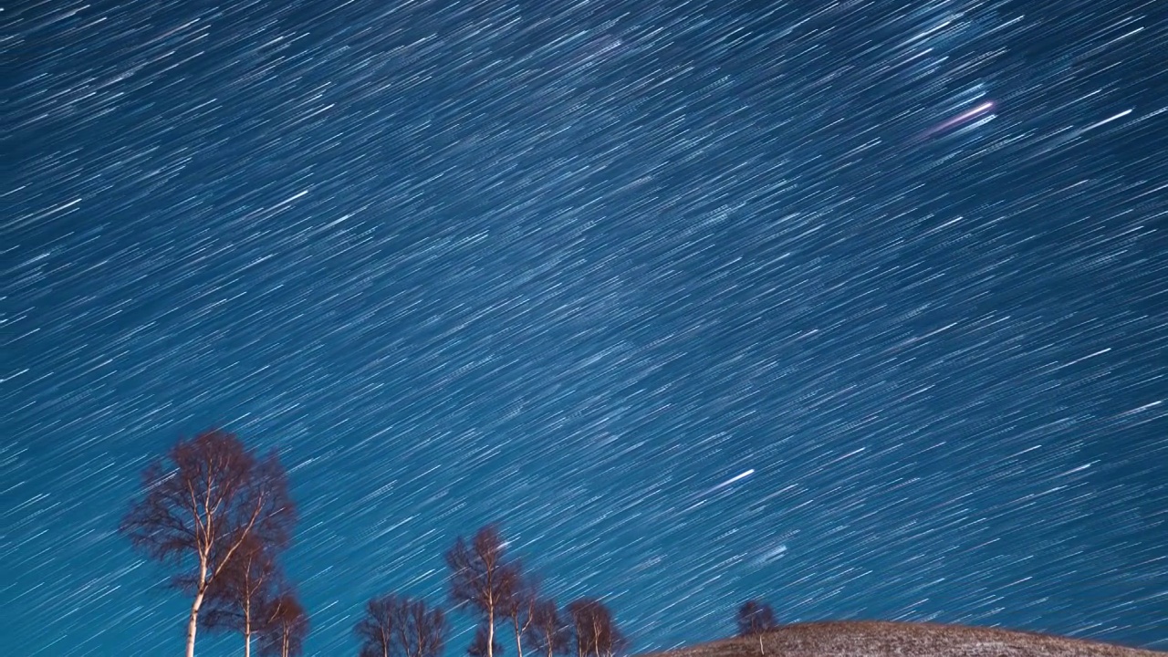 星空延时：河北丰宁坝上白桦林夜空星轨视频素材