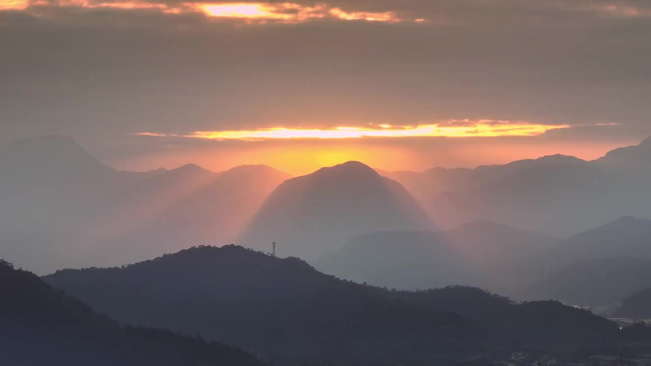 群山日落唯美乡村夕阳黄昏傍晚天空晚霞视频素材