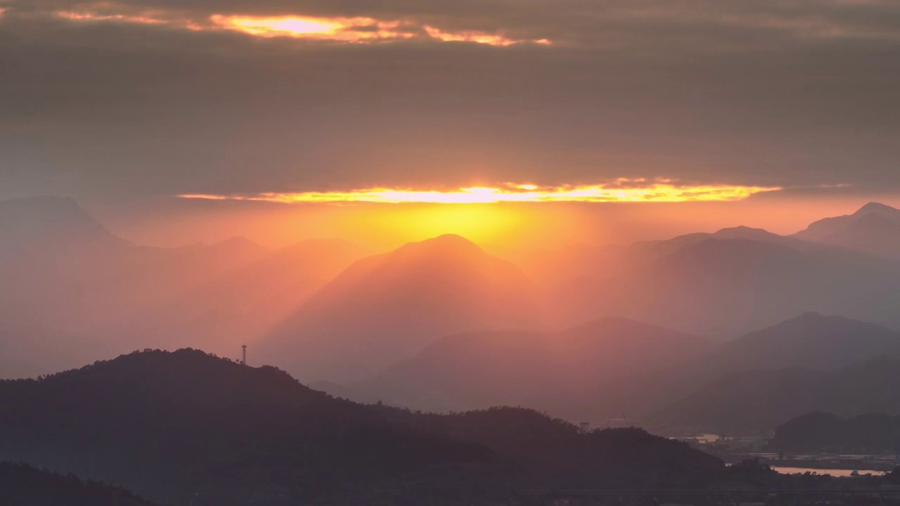 群山日落唯美乡村夕阳黄昏傍晚天空晚霞视频素材