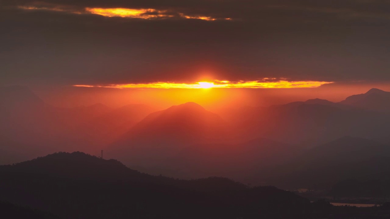 群山日落唯美乡村夕阳黄昏傍晚天空晚霞视频素材