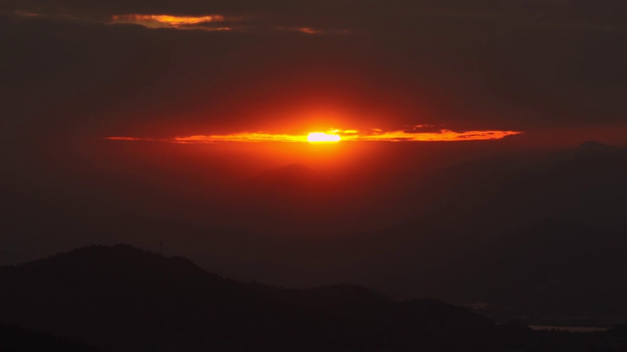 群山日落唯美乡村夕阳黄昏傍晚天空晚霞视频素材