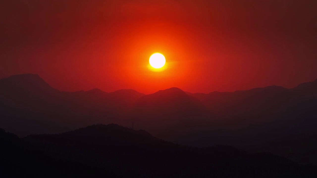 群山日落唯美乡村夕阳黄昏傍晚天空晚霞视频素材