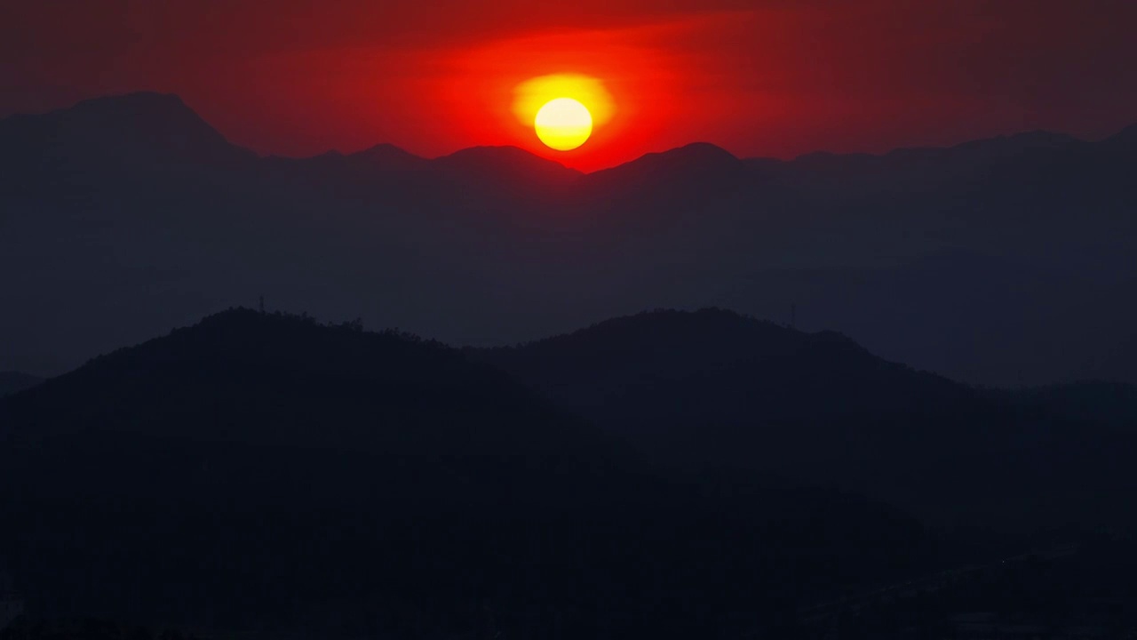 群山日落唯美乡村夕阳黄昏傍晚天空晚霞视频素材