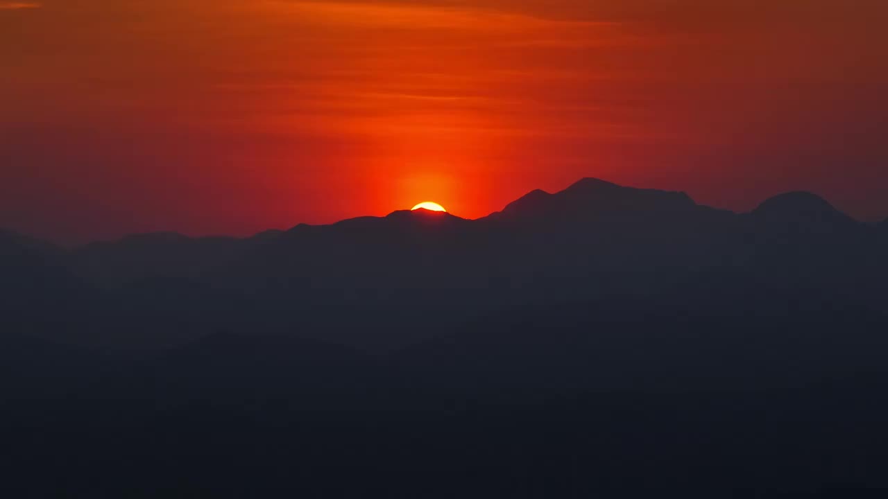 群山日落唯美乡村夕阳黄昏傍晚天空晚霞视频素材