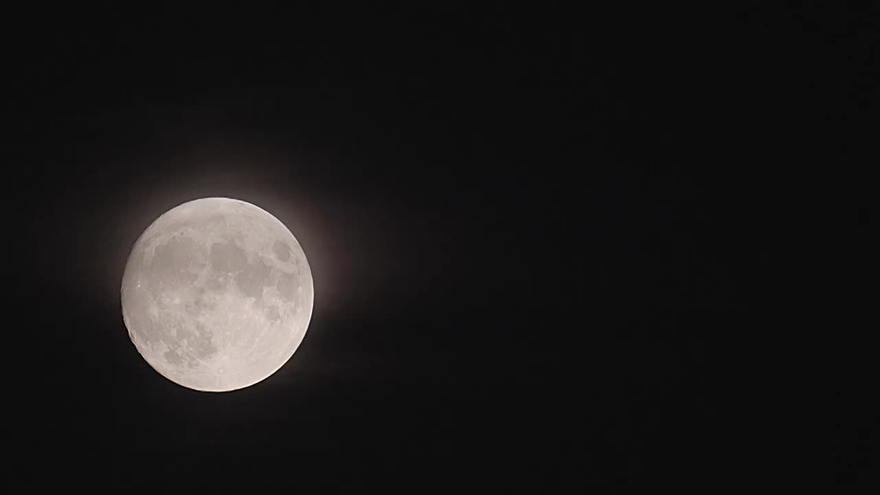 中秋佳节满月夜空中的月亮特写视频视频素材