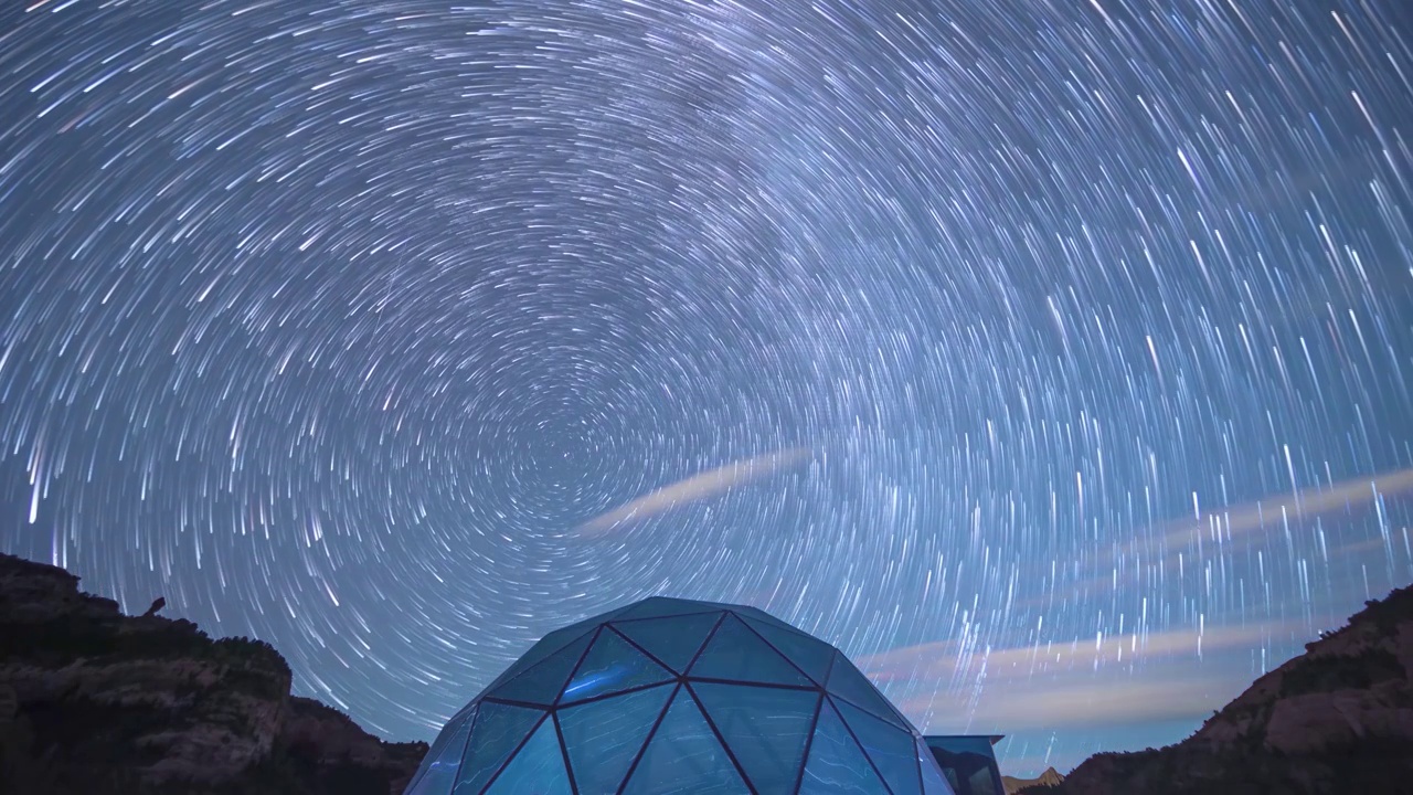 星空延时：青海玉树三江源营地玻璃屋星轨视频素材