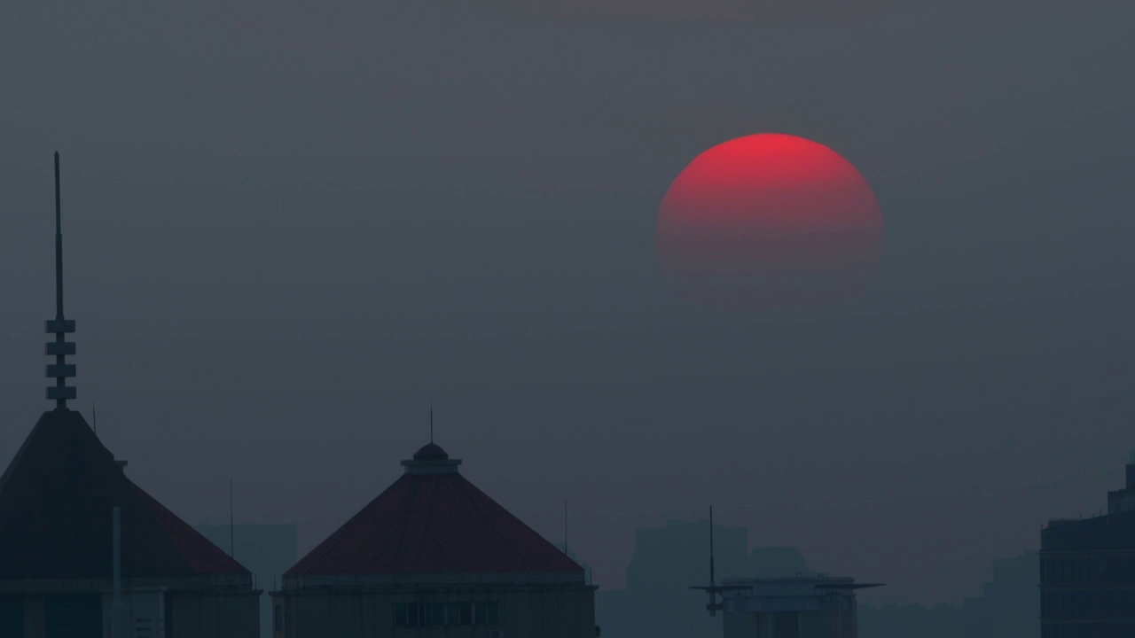 天空夕阳落日与城市楼顶剪影视频素材