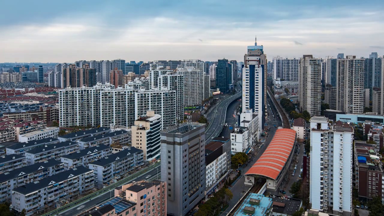 上海内环高架级镇坪路地铁站日转夜延时视频素材