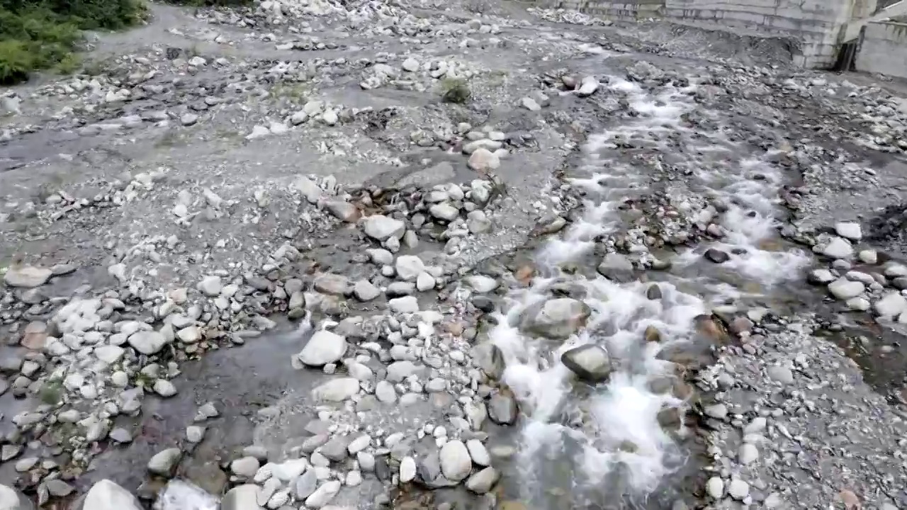 航拍小溪石头溪流逆流而上视频素材