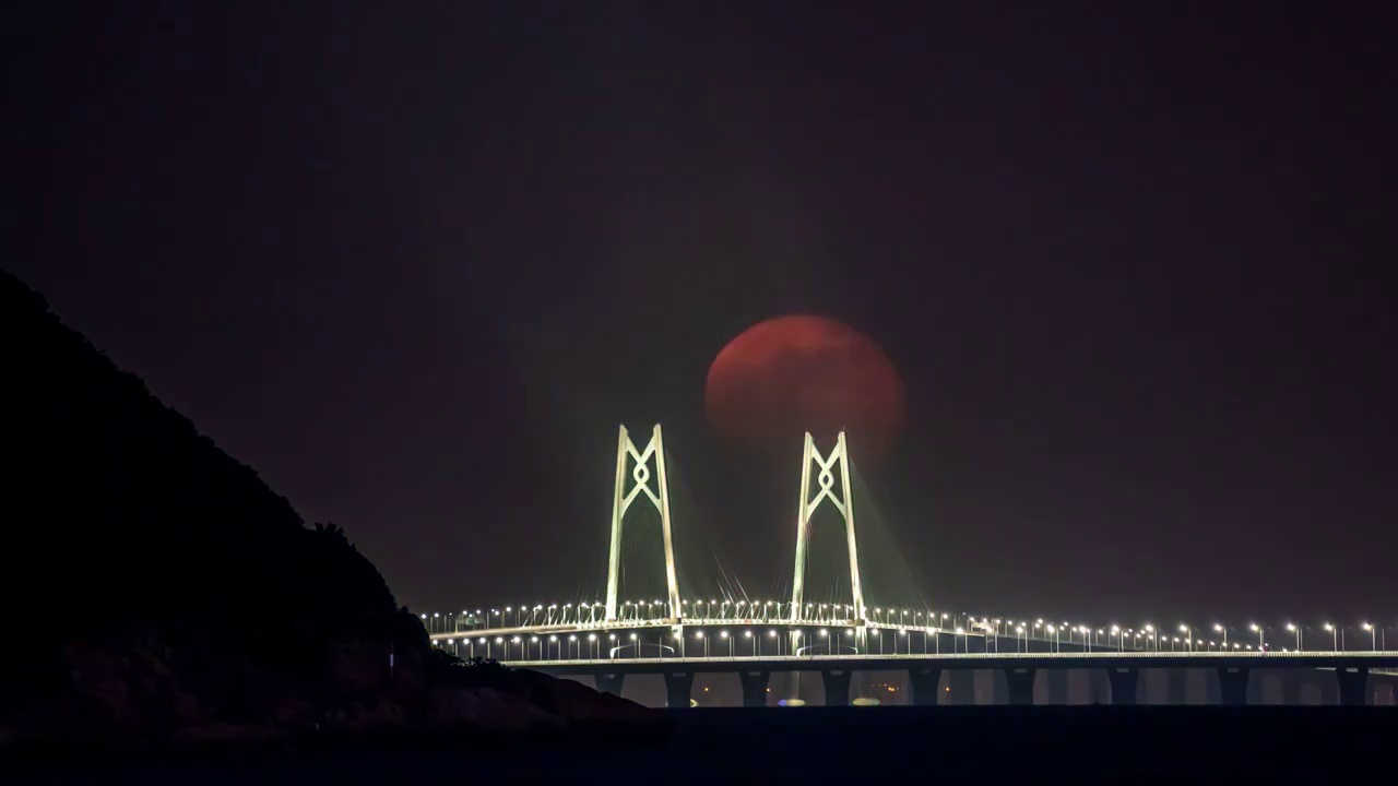 延时摄影港珠澳大桥中国结月圆之夜月亮升起的壮丽景象视频素材