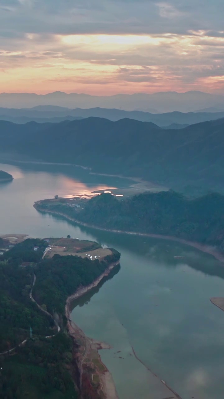 宁国青龙湾的晨景，清晨的湖泊，皖南川藏线视频素材