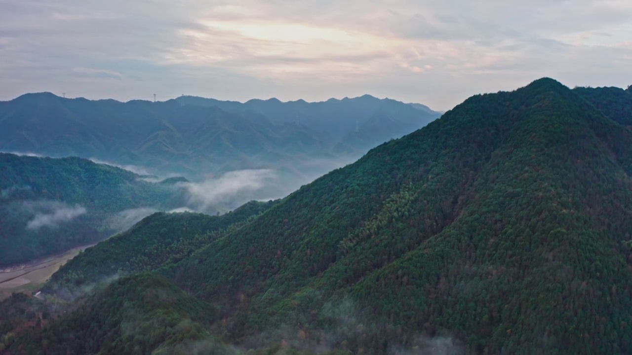 宁国青龙湾的晨景，清晨的湖泊，皖南川藏线视频素材