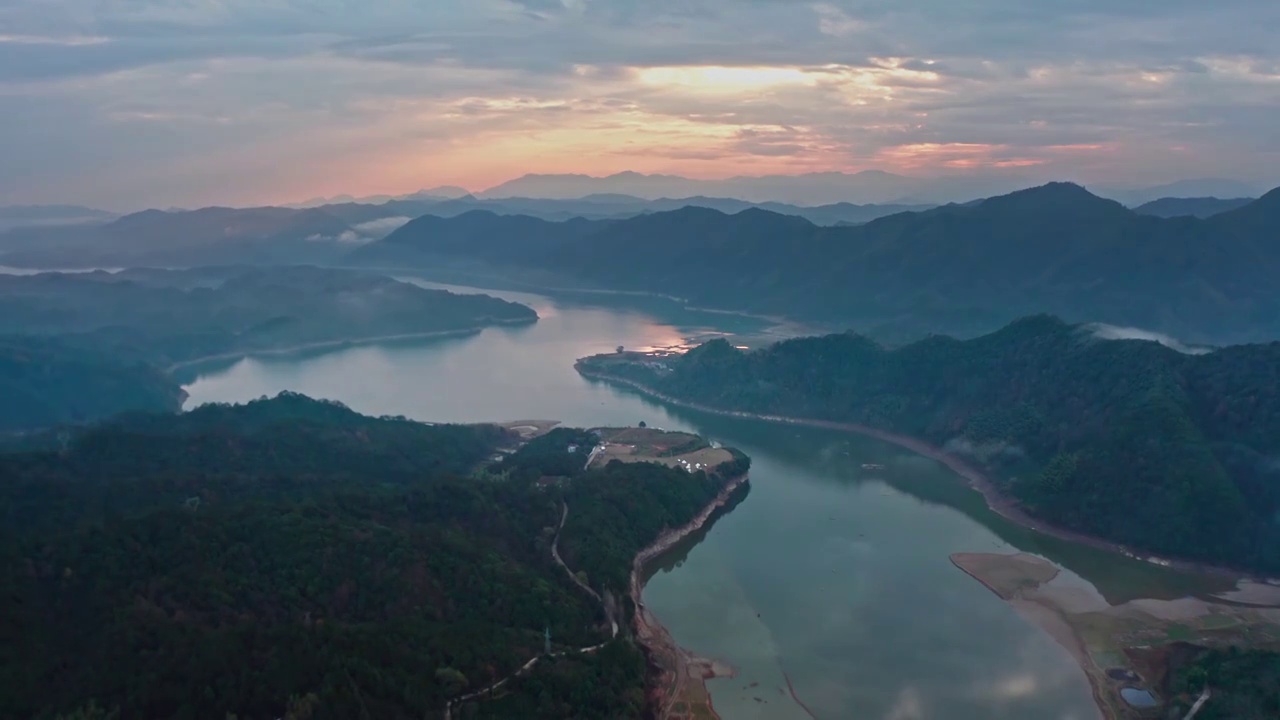 宁国青龙湾的晨景，清晨的湖泊，皖南川藏线视频素材