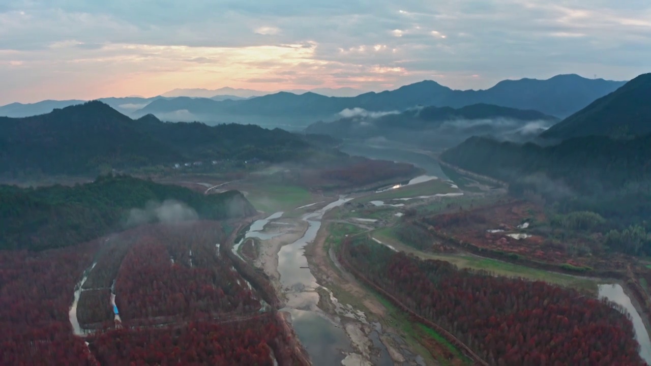 宁国青龙湾的晨景，清晨的湖泊，皖南川藏线视频素材