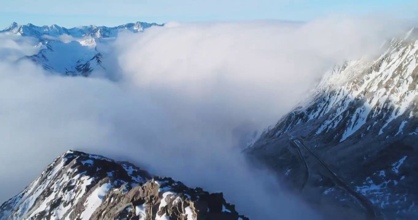 航拍川西巴郎山雪山云海日出风景视频素材