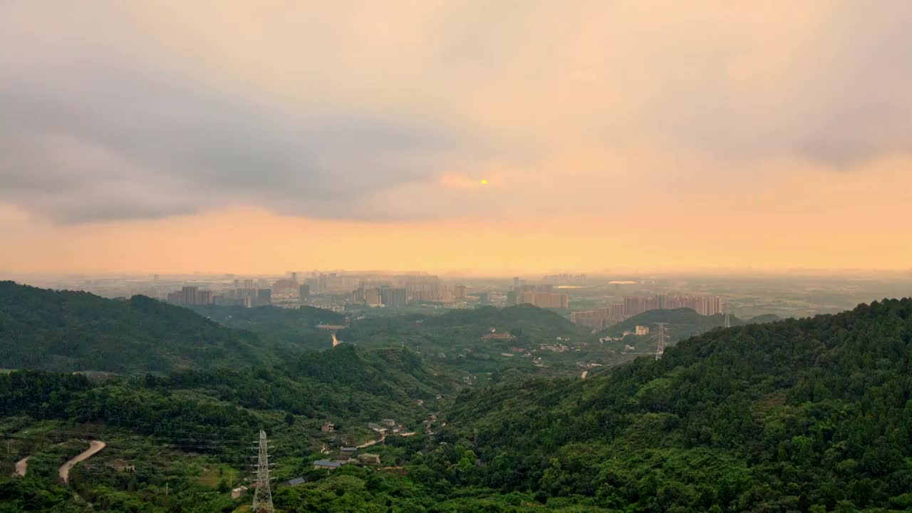 中国四川龙泉山航拍俯瞰成都市区视频素材