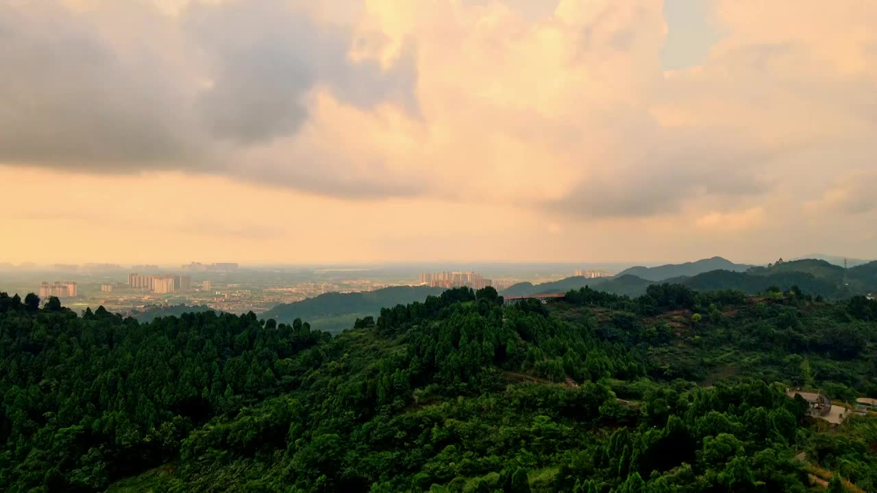 中国四川龙泉山航拍俯瞰成都市区视频素材