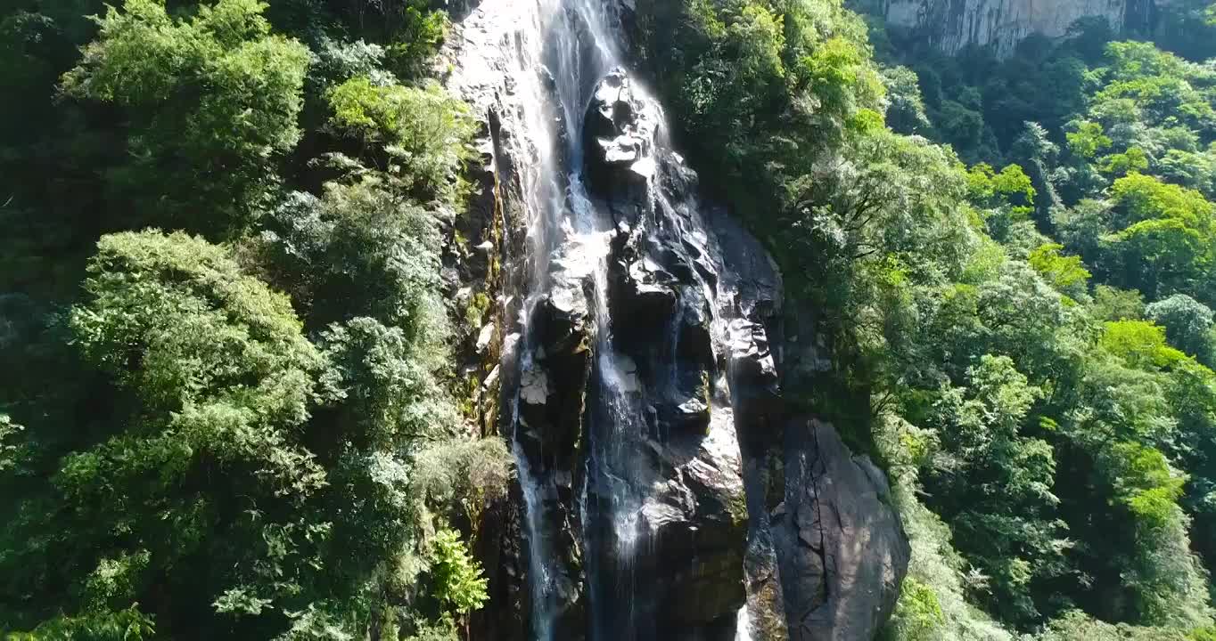 秦岭山区山顶瀑布航拍视频素材