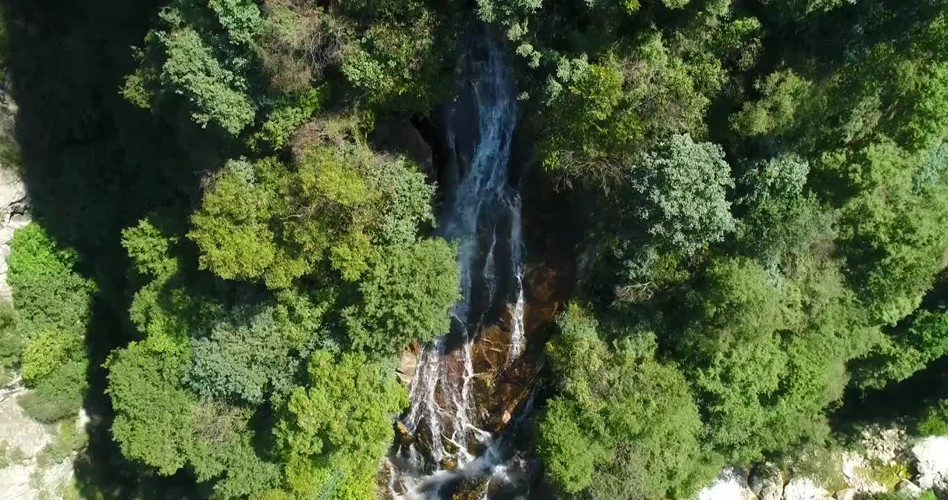 秦岭山区山顶瀑布航拍视频下载