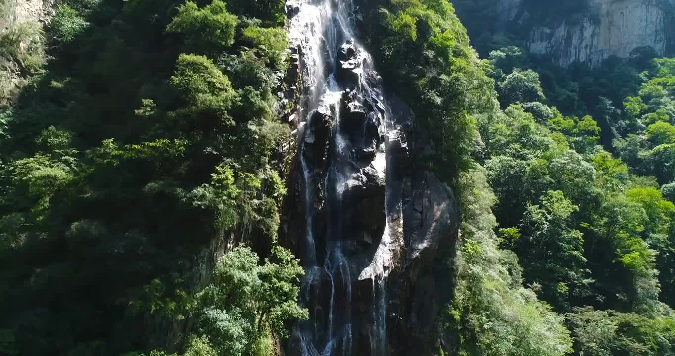 秦岭山区山顶瀑布航拍视频素材