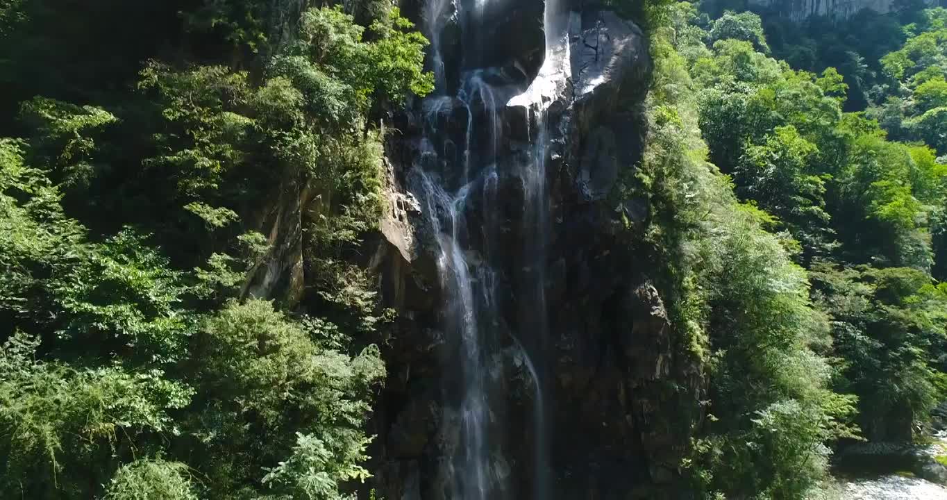 秦岭山区山顶瀑布航拍视频下载