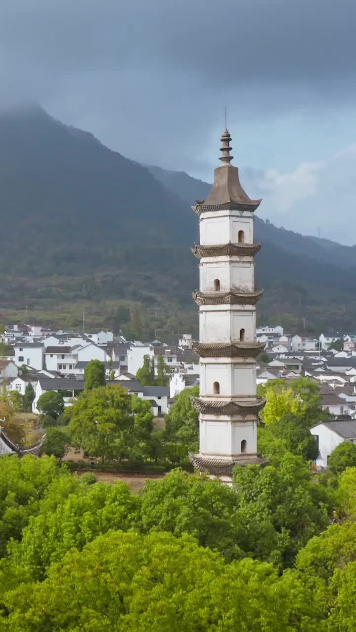 古村中的塔，建德市新叶古村，古村的航拍视角，白色的房屋视频素材