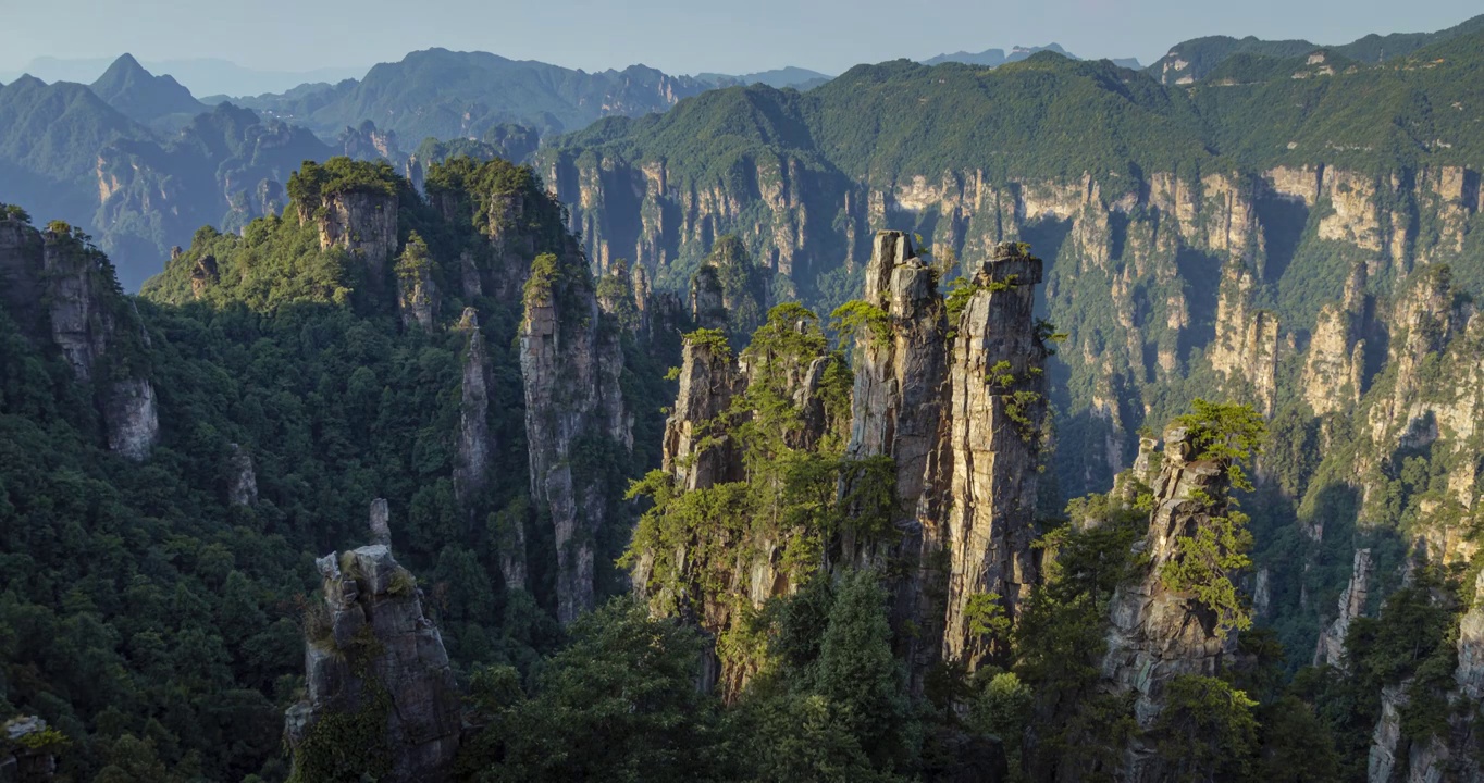 张家界天子山的光影，武陵源森林公园，喀斯特地貌的峰林视频素材