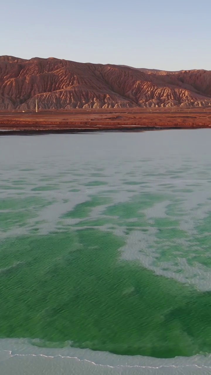 翡翠湖的航拍，茫崖翡翠湖的风景，西北的自然风光视频素材