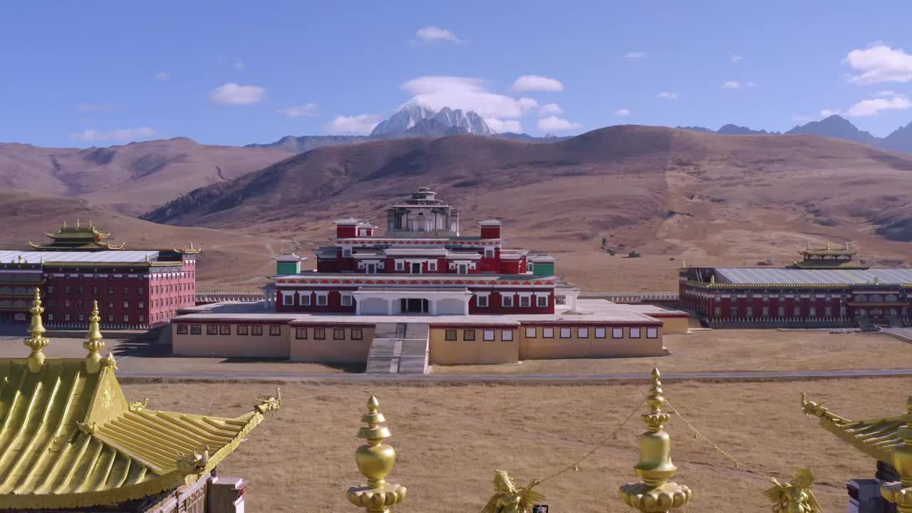 航拍世界最大玛尼堆康巴地区藏族佛教文化中心之一的木雅大寺视频素材