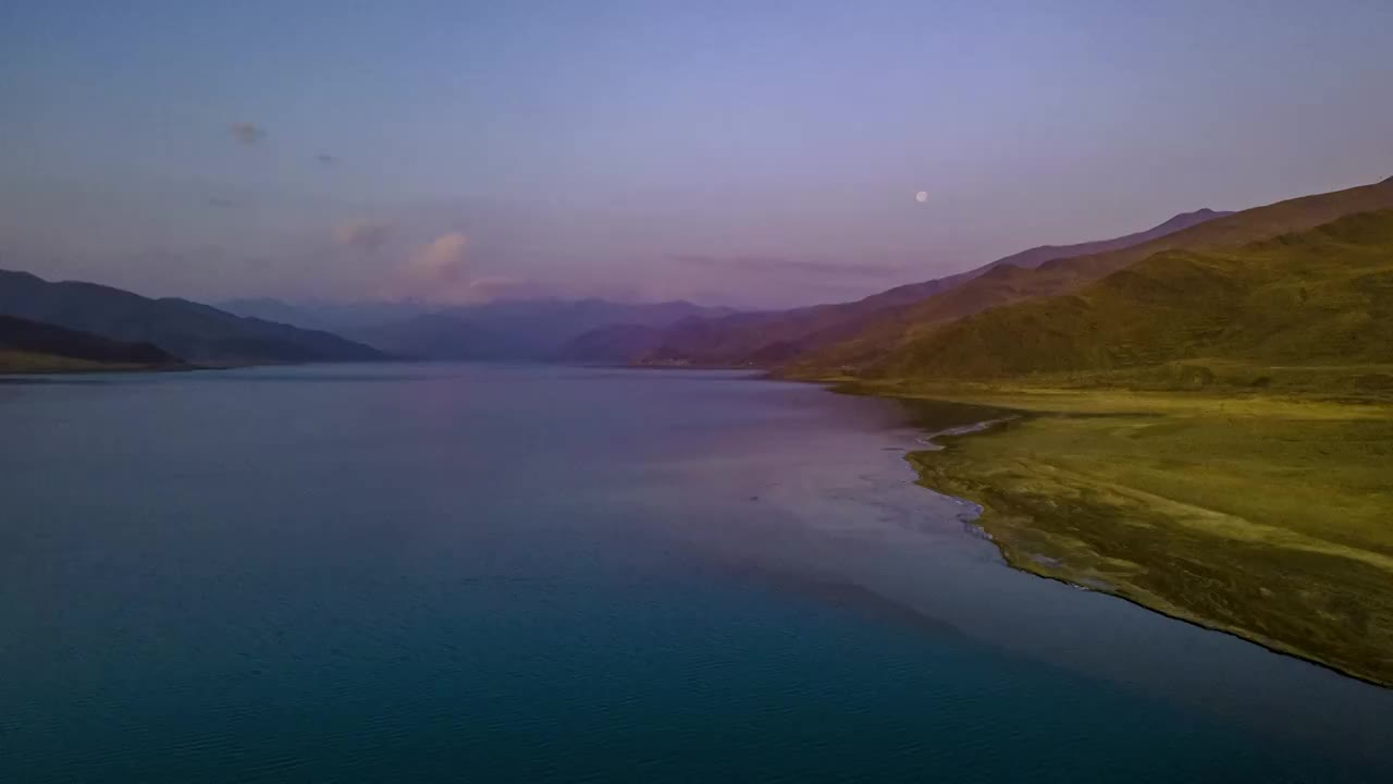 4K延时航拍西藏山南浪卡子县羊湖光影视频素材