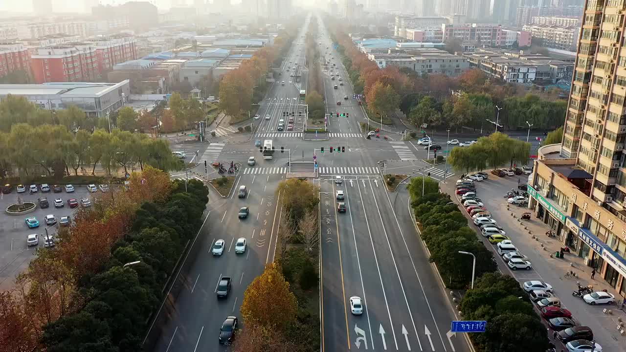 秋季城市道路航拍视频素材