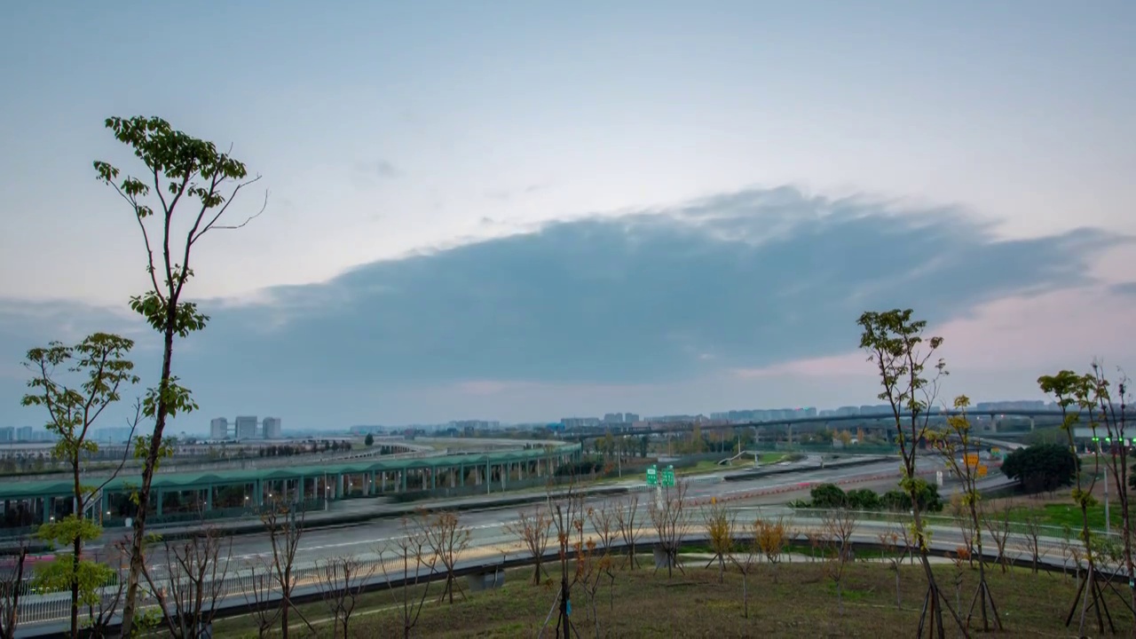 成都锦城湖公园，绕城高速车流不息，赏秋日夕阳美景视频素材