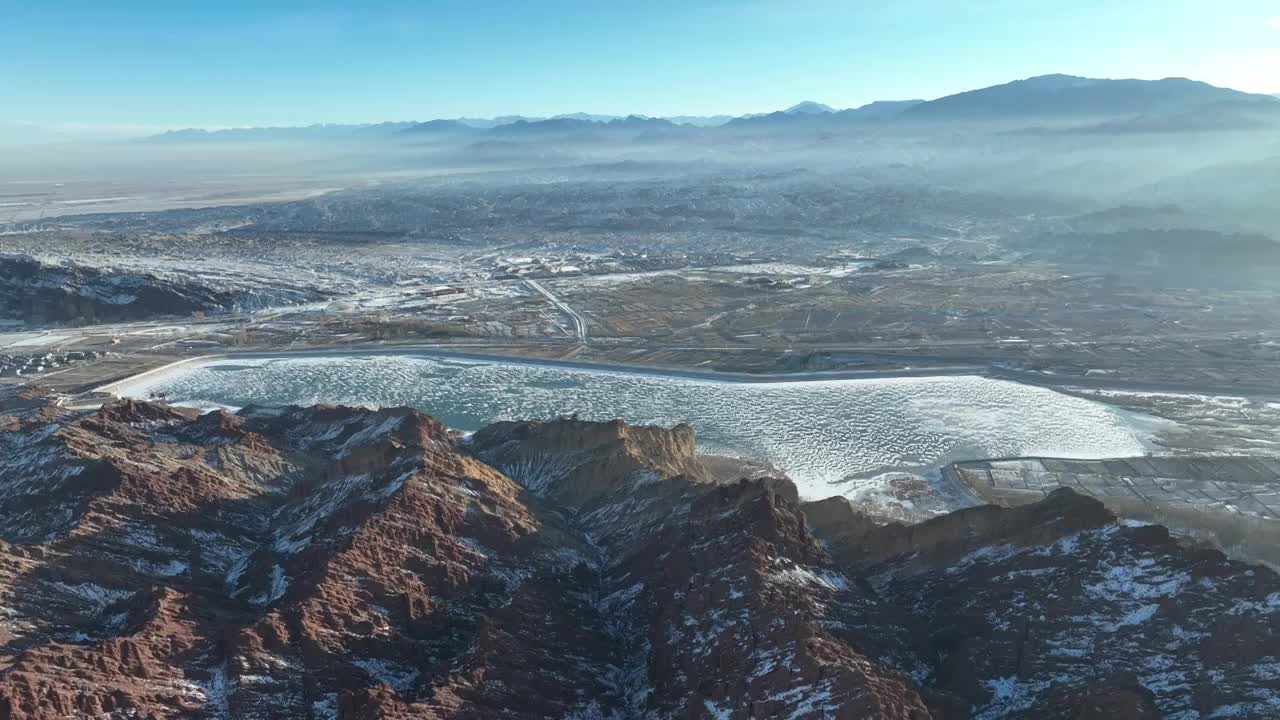 冬季白雪覆盖的丹霞地貌景区视频下载