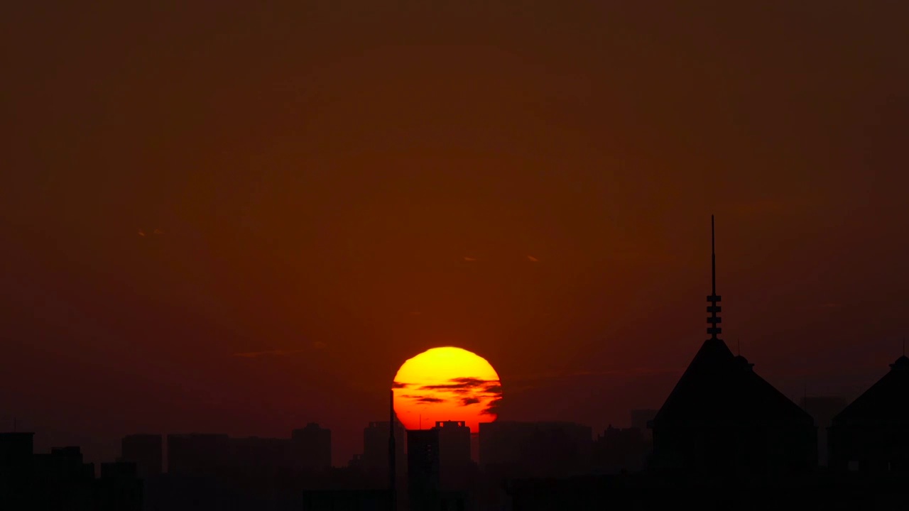 黄昏夕阳红日落日与城市建筑剪影视频素材