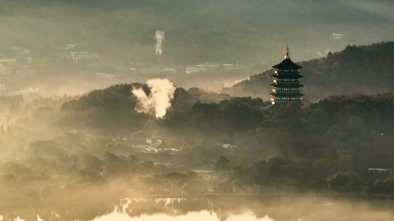 晨雾中的西湖雷峰塔视频下载