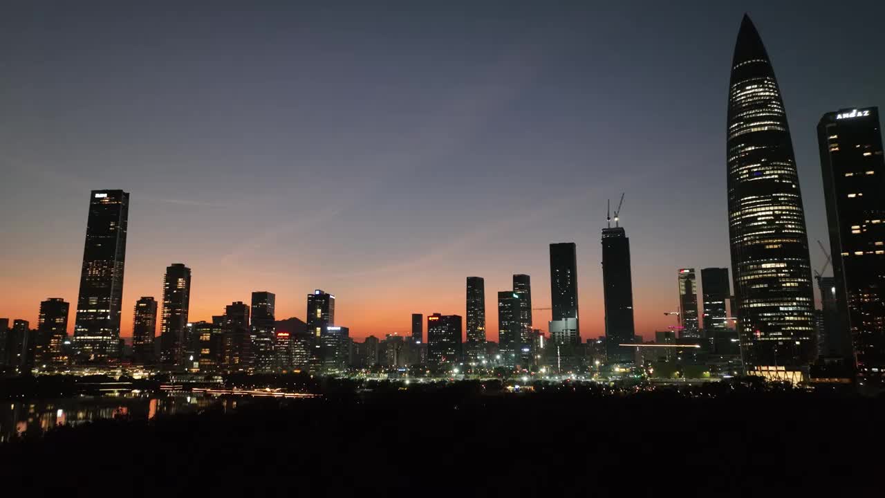 广东省深圳市南山区深圳湾一号华润大厦人才公园夜景航拍视频素材