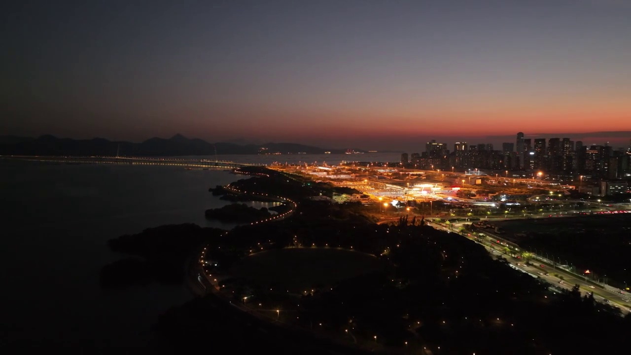 广东省深圳市南山区深圳湾一号华润大厦人才公园夜景航拍视频素材