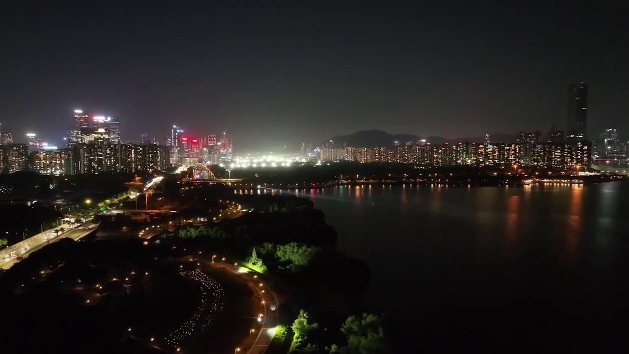 广东省深圳市南山区深圳湾一号华润大厦人才公园夜景航拍视频素材