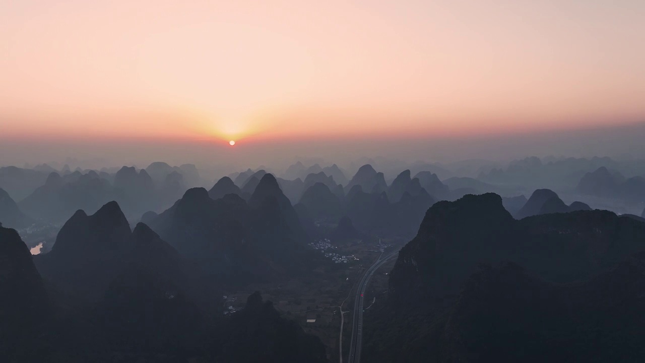 黎明日出时分在喀斯特地貌峡谷中穿行的高速公路视频素材