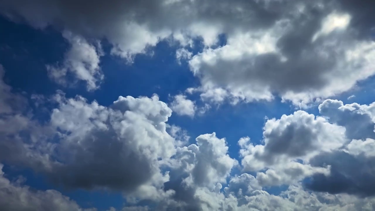 天空中飘动的云延时摄影视频素材