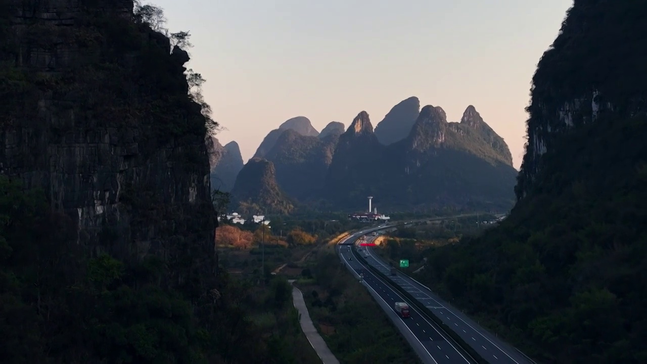 夕阳下阳朔喀斯特岩溶地貌峰林峡谷中的高速公路视频素材