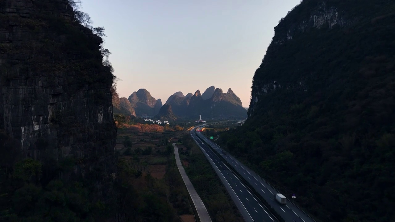 夕阳下阳朔喀斯特岩溶地貌峰林峡谷中的高速公路视频素材