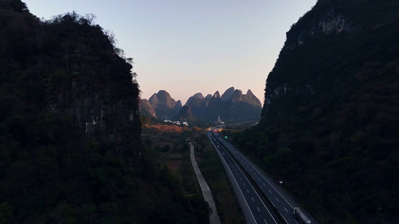 夕阳下阳朔喀斯特岩溶地貌峰林峡谷中的高速公路视频素材